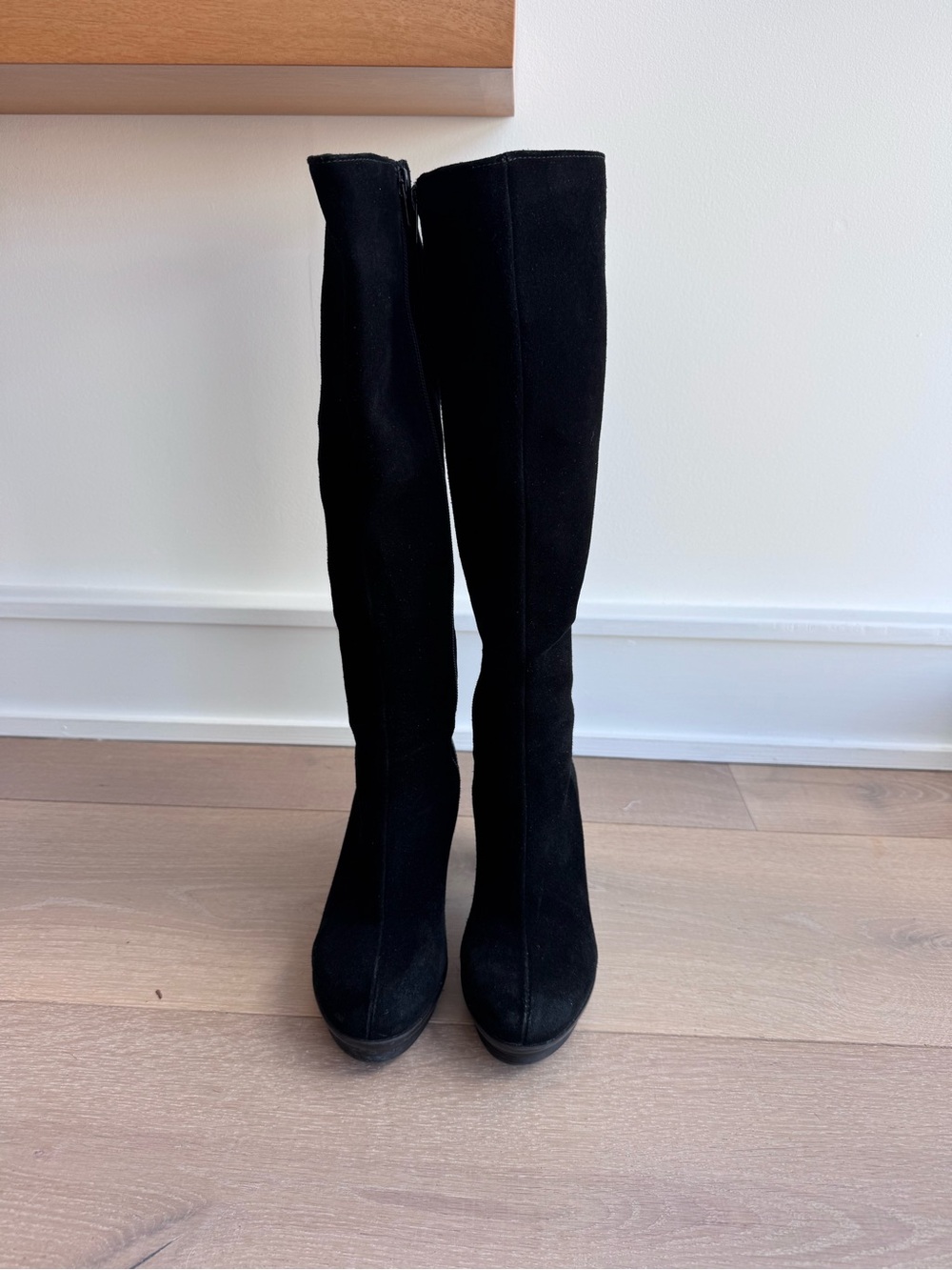 La Canadienne Black Suede Knee-High Women's Boots - Classic Elegant Design
